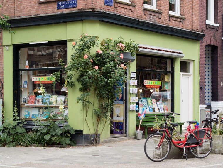 Casperle children's bookshop, a green corner shop in Amsterdam.